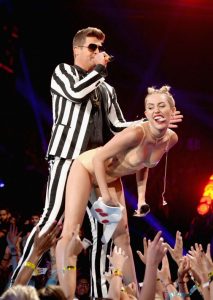 Miley-Cyrus-Pictures-HOT-VMA-2013-MTV-Performance-45-560x788