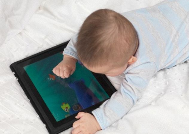 280E441C00000578-3056802-A_third_of_babies_are_using_on_smartphones_and_tablets_even_befo-a-3_1430134327827