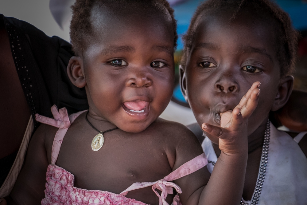 Ουγκάντα: Δύο μικρά κορίτσια βρίσκονται στην κλινική των Γιατρών Χωρίς Σύνορα στον προσφυγικό καταυλισμό Παλορίνγια στην Ουγκάντα. Στα πρόσωπά τους καθρεφτίζεται η ελπίδα. Υπάρχει τεράστια έλλειψη στην παροχή υγειονομικής περίθαλψης στον καταυλισμό. Οι Γιατροί Χωρίς Σύνορα δημιουργούν κλινικές για να καλύψουν τις ανάγκες του αυξανόμενου πληθυσμού. (Φεβρουάριος 2017)