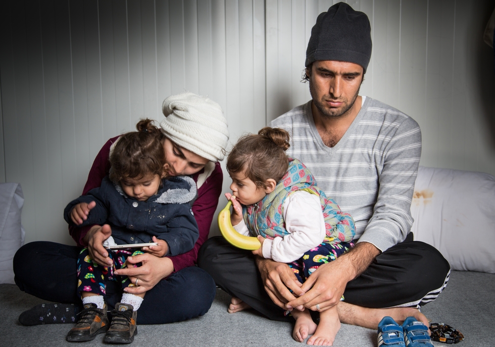 ΣΤΟΡΓΗ COPYRIGHT: Giuseppe La Rosa/MSF Ελλάδα: Ο Καρόν, η σύζυγός του και τα δίδυμα παιδιά τους έχουν εγκλωβιστεί στη Λέσβο από τον Αύγουστο του 2016. Το όνειρό τους είναι να ξεκινήσουν μία νέα ζωή στην Ευρώπη. «Αυτό που είδα εγώ στο Ιράκ, δεν θέλω να το δουν ξανά τα παιδιά μου. Αυτός είναι ο λόγος που εγκαταλείψαμε τη χώρα μας. Το όνειρό μου είναι τα παιδιά μου να ζήσουν σε μια όμορφη χώρα χωρίς πόλεμο, χωρίς αιματοχυσίες. Αυτό είναι το μόνο που επιθυμώ» λέει ο Καρόν. (Μάρτιος 2017)