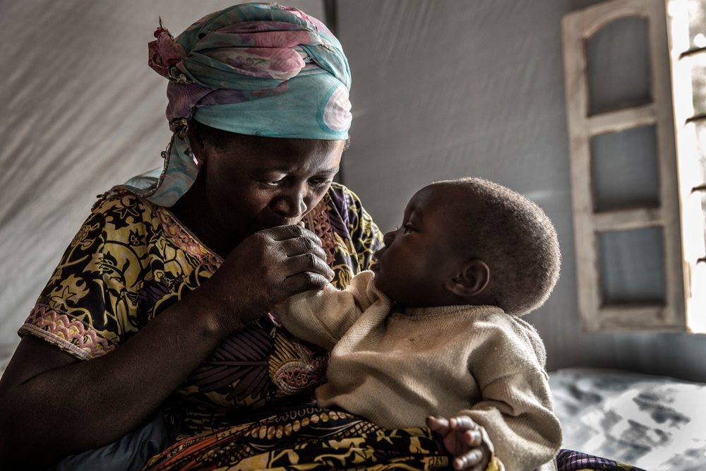 Λαϊκή Δημοκρατία Κονγκό: Μια μητέρα σε τρυφερή στιγμή με το μωρό της στη μονάδα των Γιατρών Χωρίς Σύνορα στην Κατάνα. Πριν από τη δημιουργία της μονάδας αυτής, η θεραπεία για τη χολέρα κόστιζε περίπου 35 δολάρια. Πολλοί ασθενείς από τις αγροτικές περιοχές γύρω από την Κατάνα δυσκολεύονταν πολύ για να καλύψουν το κόστος και ως εκ τούτου έπρεπε να περιμένουν πολύ για να λάβουν θεραπεία. (Οκτώβριος 2017).