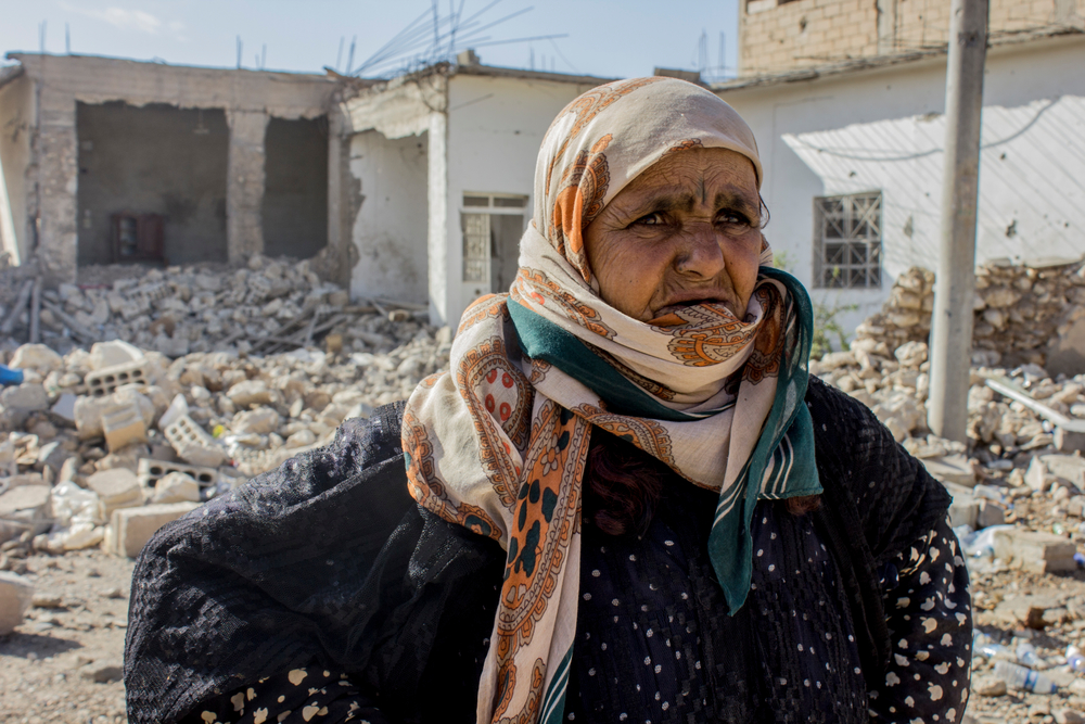 Συρία: Η Αμνέχ έφυγε με την οικογένειά της από την συνοικία Αλ Μισλάμπ ανατολικά της Ράκα, πριν από οκτώ μήνες. Επέστρεψε μετά από καιρό για να ελέγξει το σπίτι της. Τα περισσότερα σπίτια στην περιοχή είχαν καταστραφεί. Η Αμνέχ στέκεται μπροστά από τα ερείπια του σπιτιού της εγγονής της. «Θα προσπαθήσουμε να το ξαναφτιάξουμε, αλλά δεν υπάρχουν ακόμη υπηρεσίες στην περιοχή» λέει. (Νοέμβριος 2017)