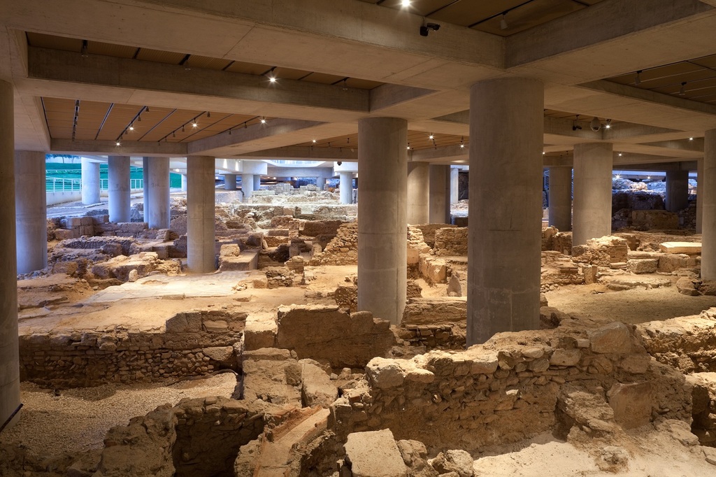 Κυκλική αίθουσα κτιρίου Ε στην αρχαιολογική ανασκαφή © Μουσείο Ακρόπολης. Φωτογραφία: Νίκος Δανιηλίδης