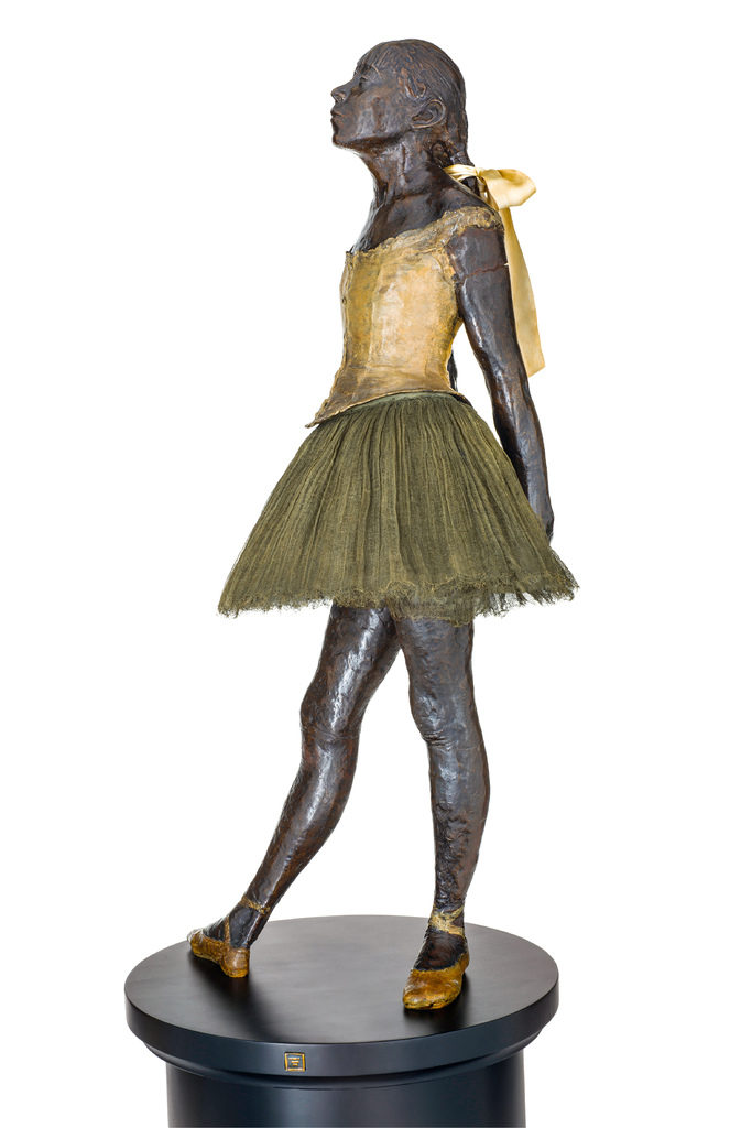 Edgar Degas (1834 - 1917) Petite danseuse de quatorze ans Μικρή χορεύτρια δεκατεσσάρων ετών 1878-1881 περίπου Μπρούντζος με καφέ πατίνα, τούλινη φούστα και σατέν κορδέλα σε ξύλινη βάση Χύτευση A. A. Hébrard, Παρίσι, 1922 περίπου 96,5 × 47 × 35 cm 
